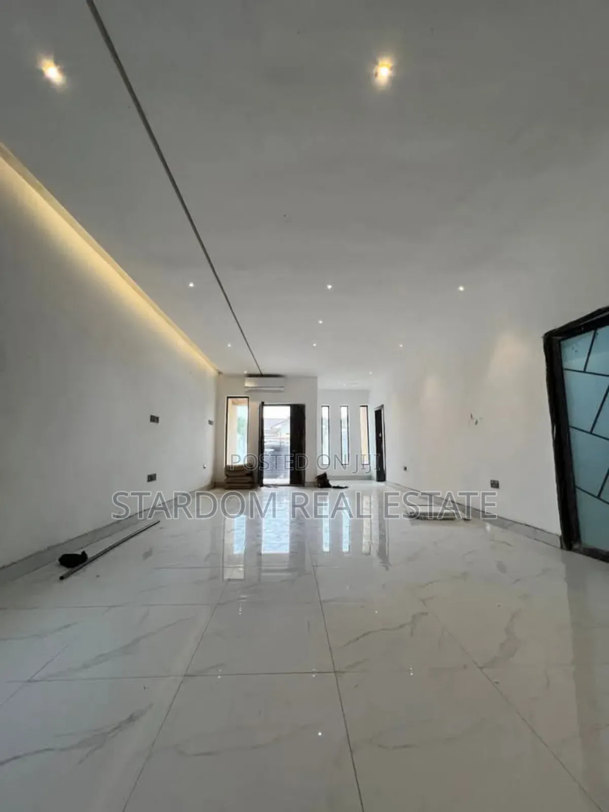 3bdrm Bungalow in Lake Side Estate for sale