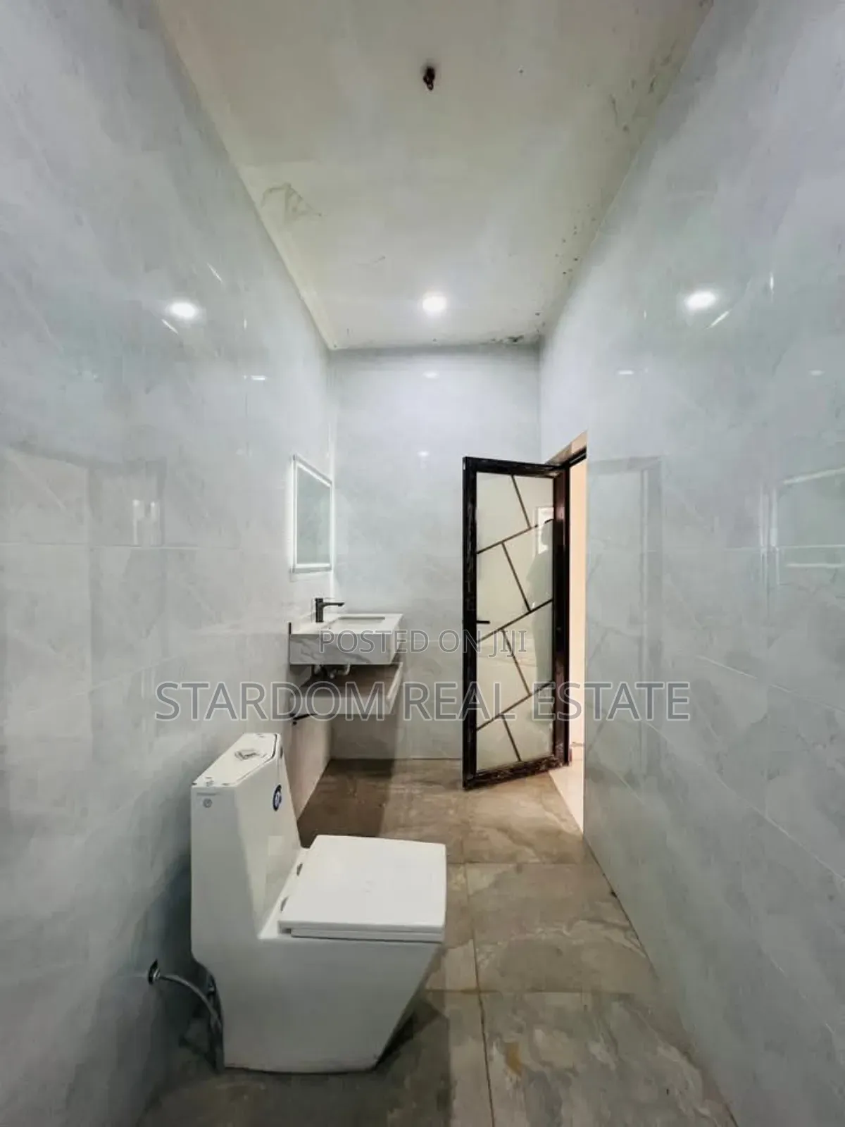3bdrm Bungalow in Lake Side Estate for sale