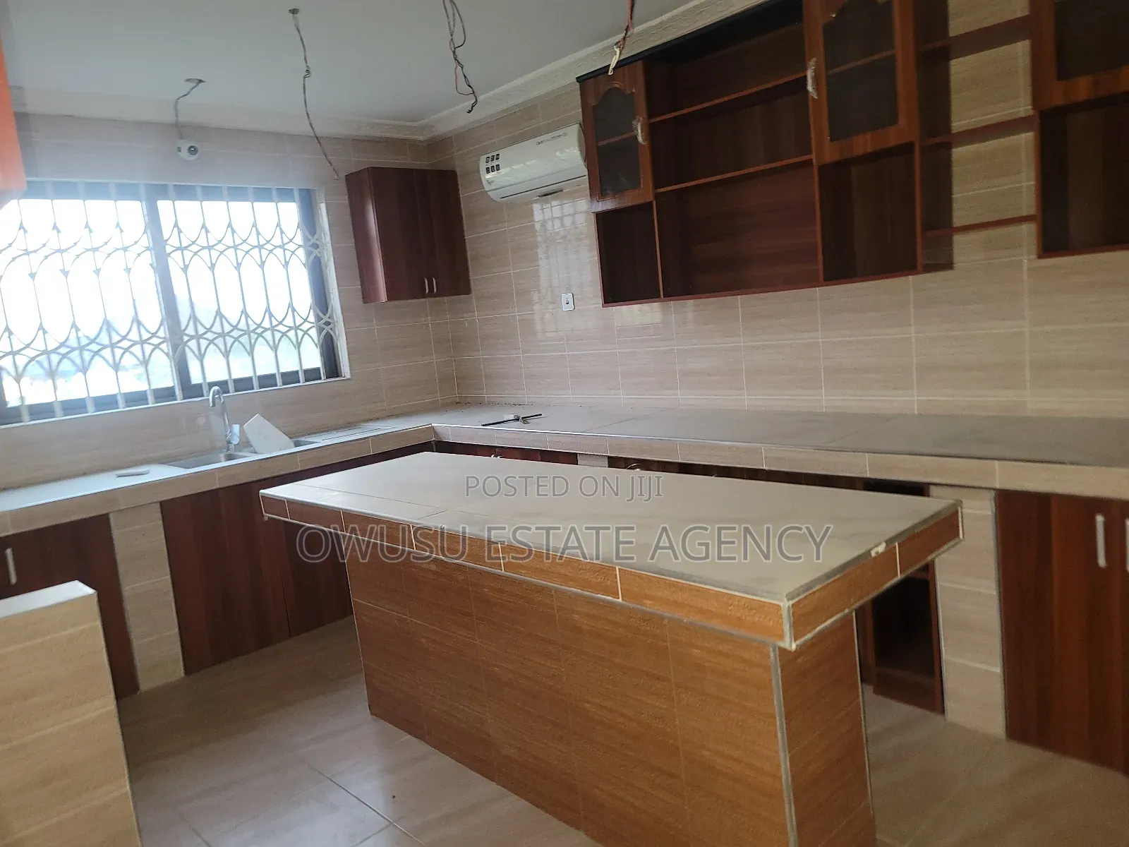 8bdrm House in Kantinkyiren, Kumasi Metropolitan for sale