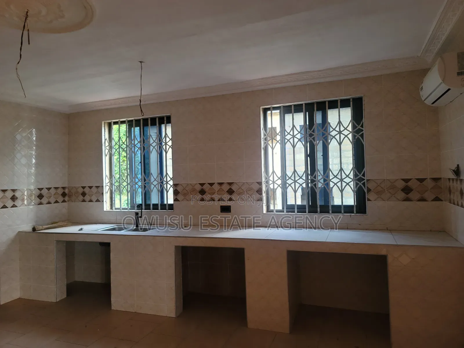 8bdrm House in Kantinkyiren, Kumasi Metropolitan for sale