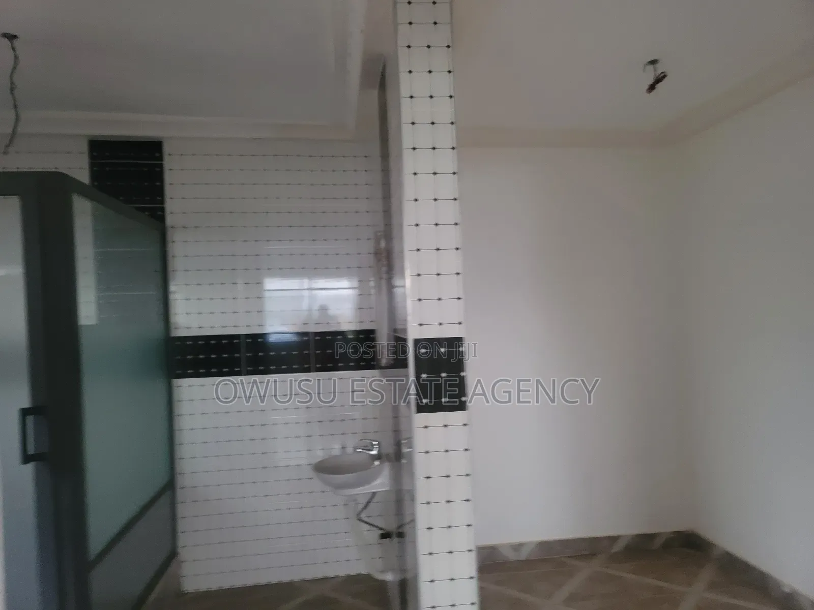 8bdrm House in Kantinkyiren, Kumasi Metropolitan for sale