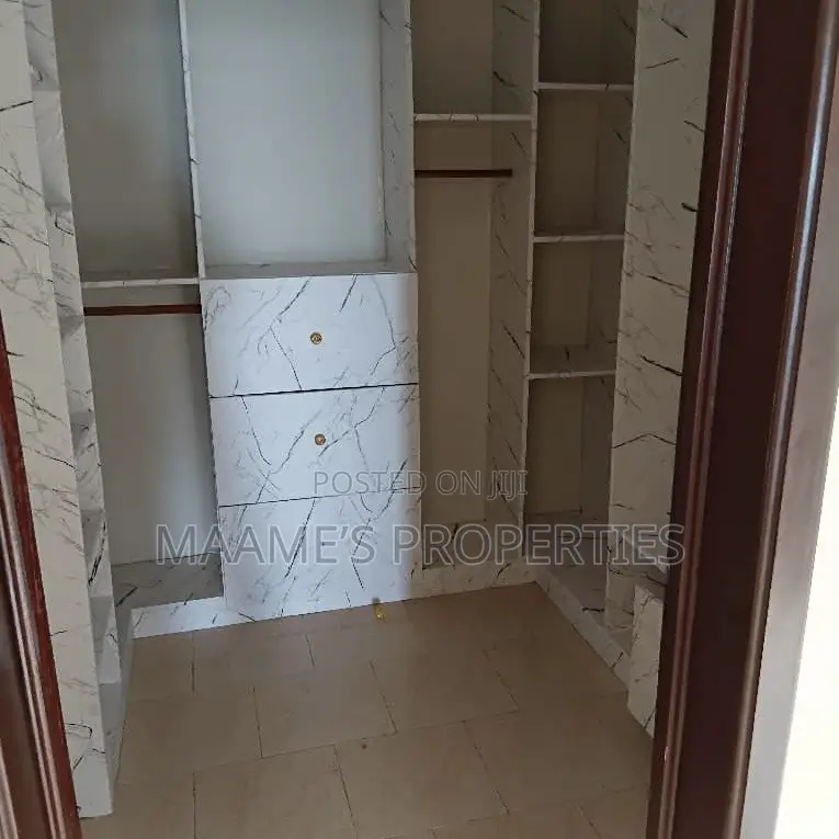 5bdrm House in Osu for rent