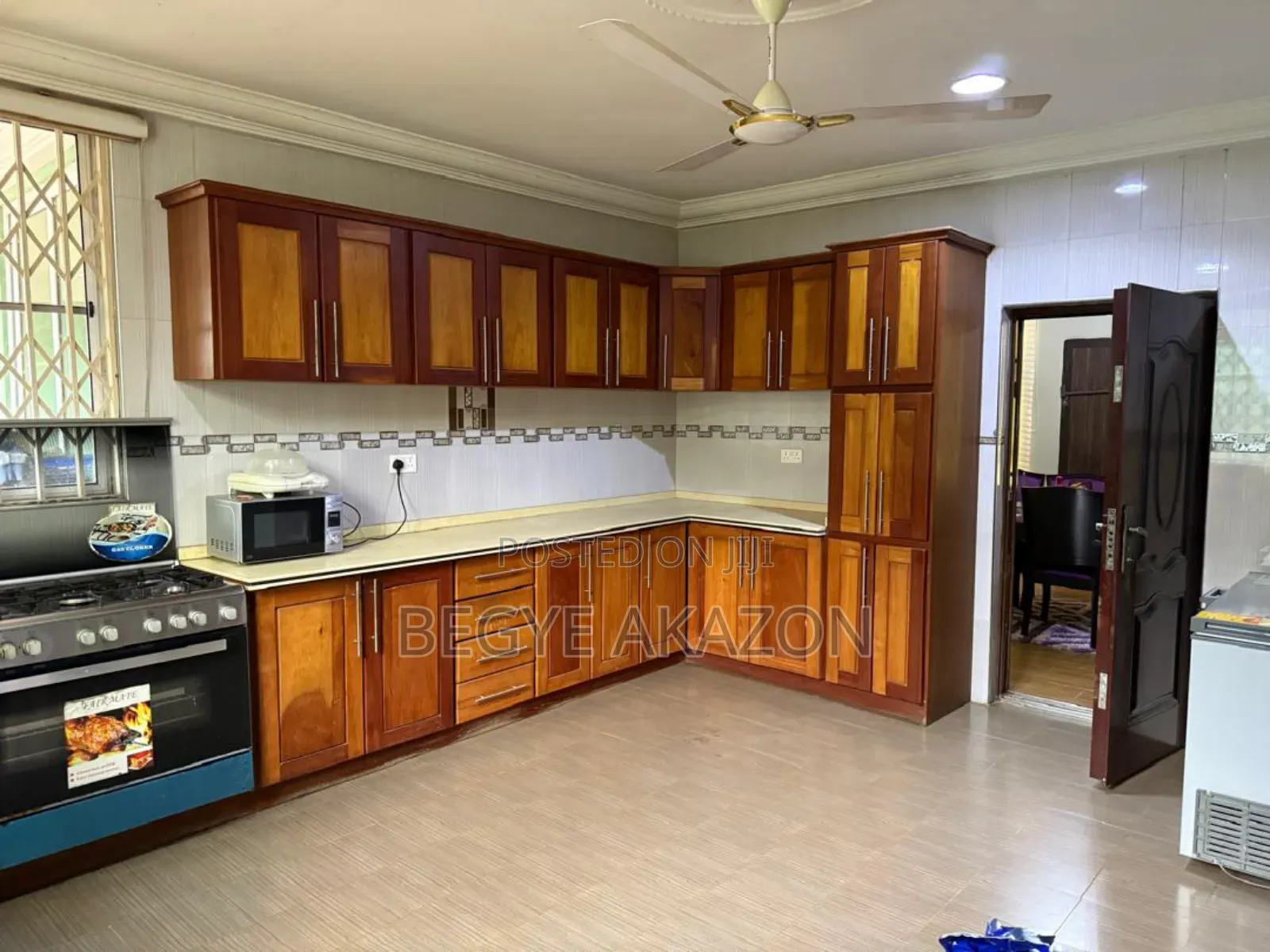 8bdrm House in Begye, Weija for sale