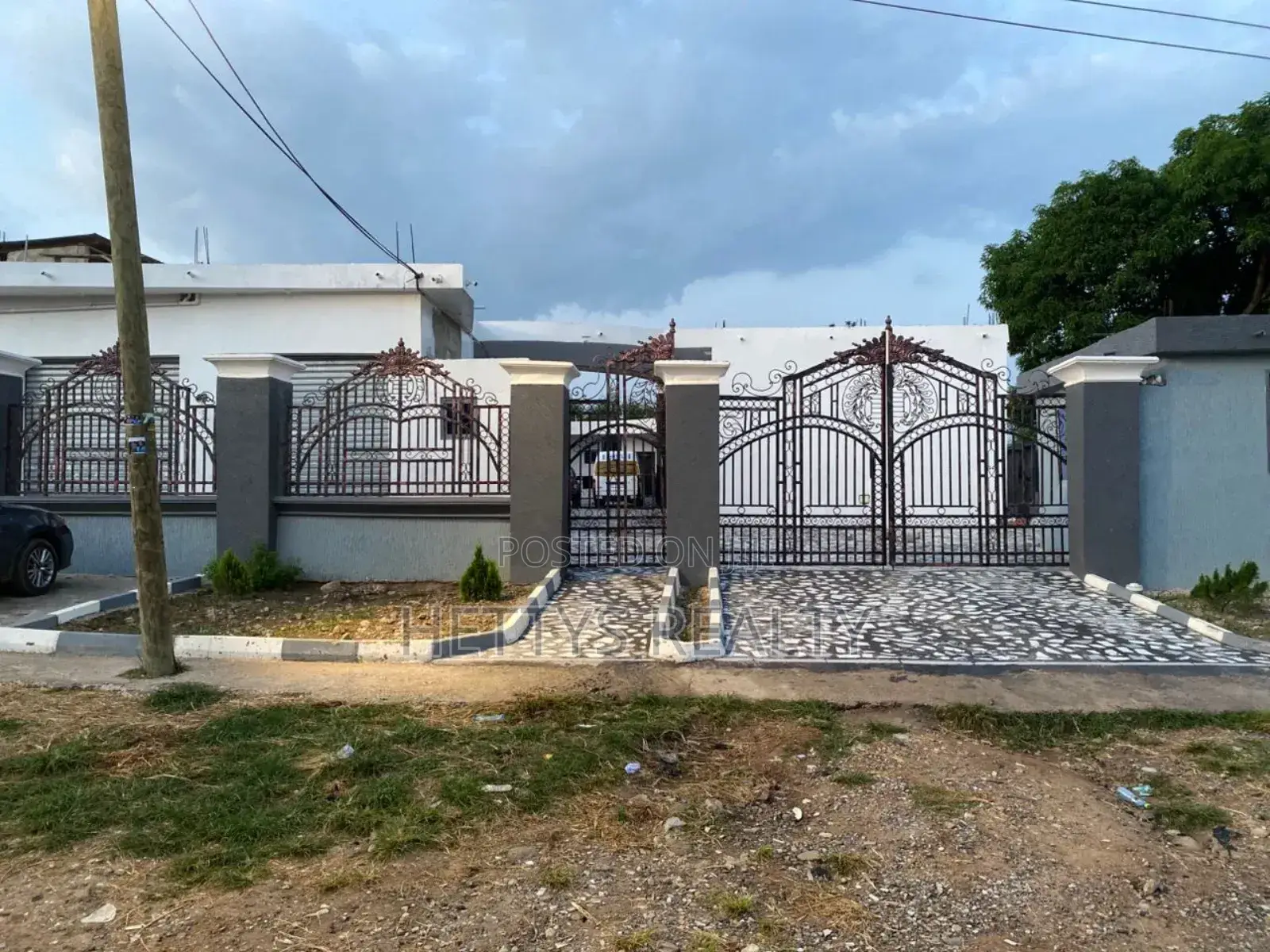20bdrm Apartment in Kumasi Metropolitan for sale