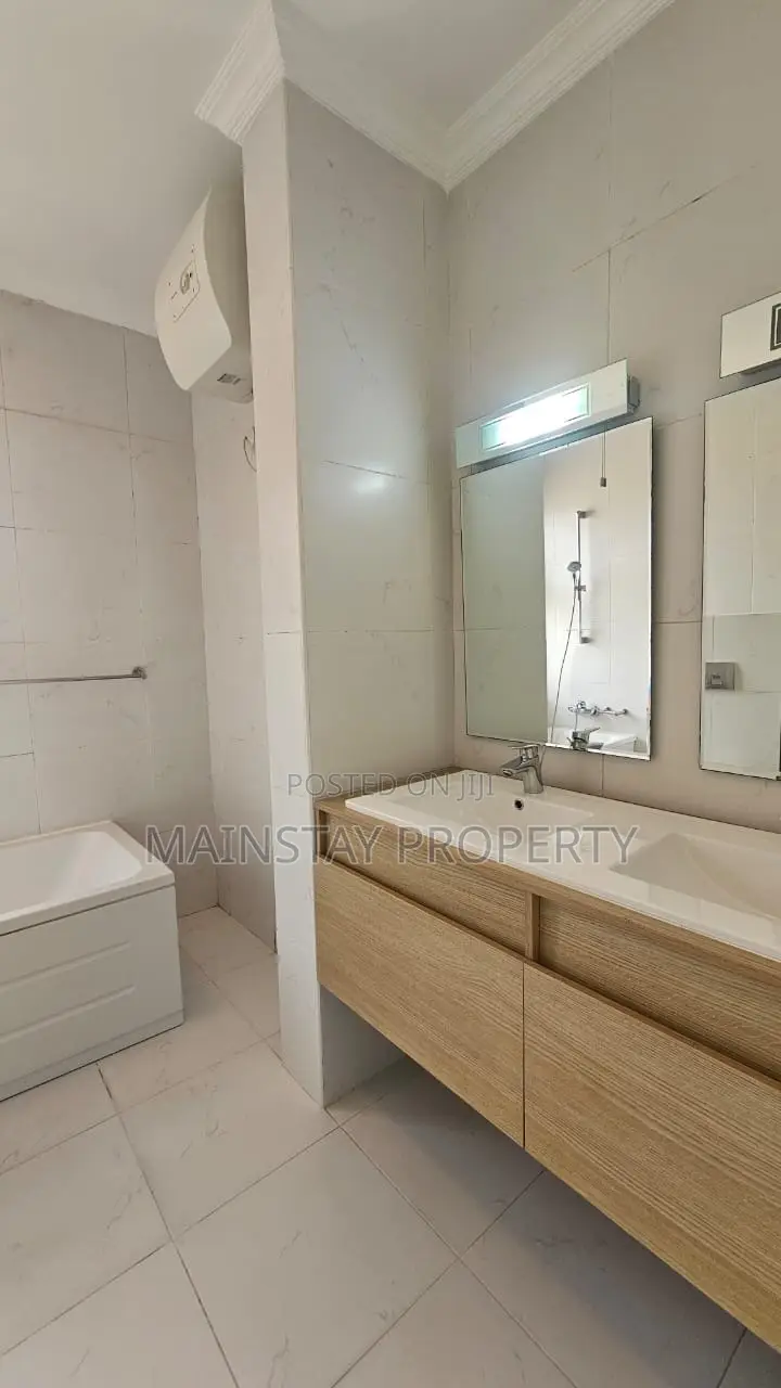4bdrm Townhouse / Terrace in Cantonments for rent