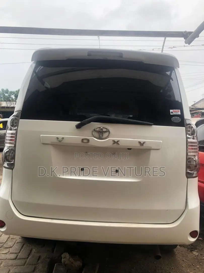 Toyota Voxy 2010 White