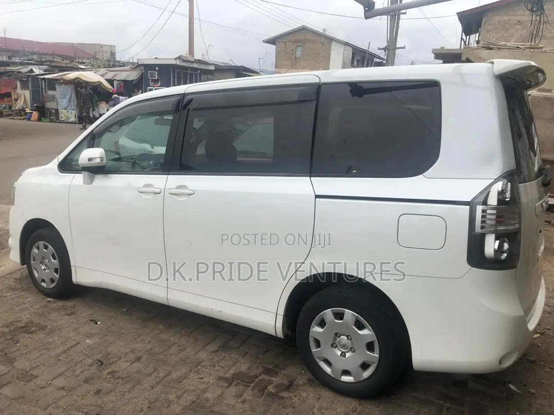 Toyota Voxy 2010 White