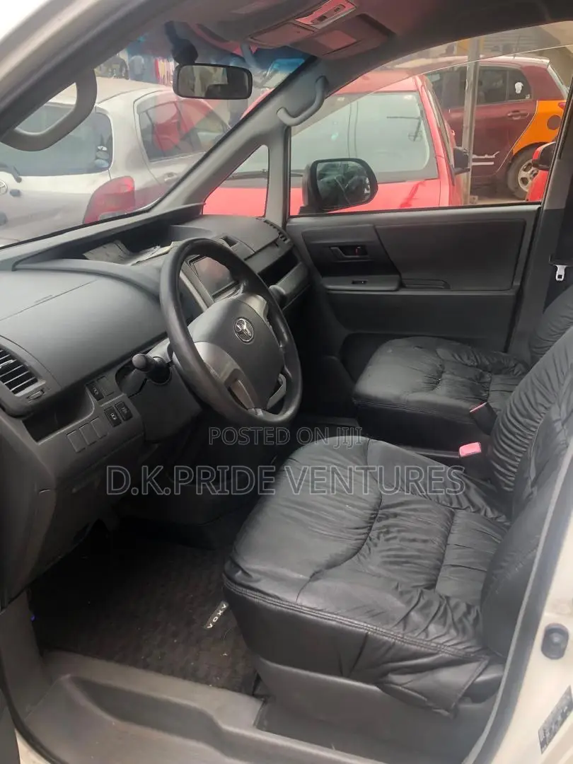 Toyota Voxy 2010 White