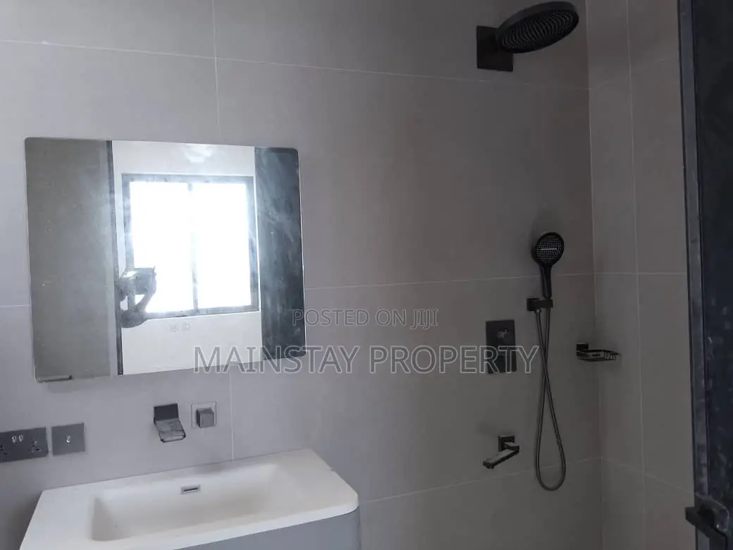 5bdrm House in East Legon for sale