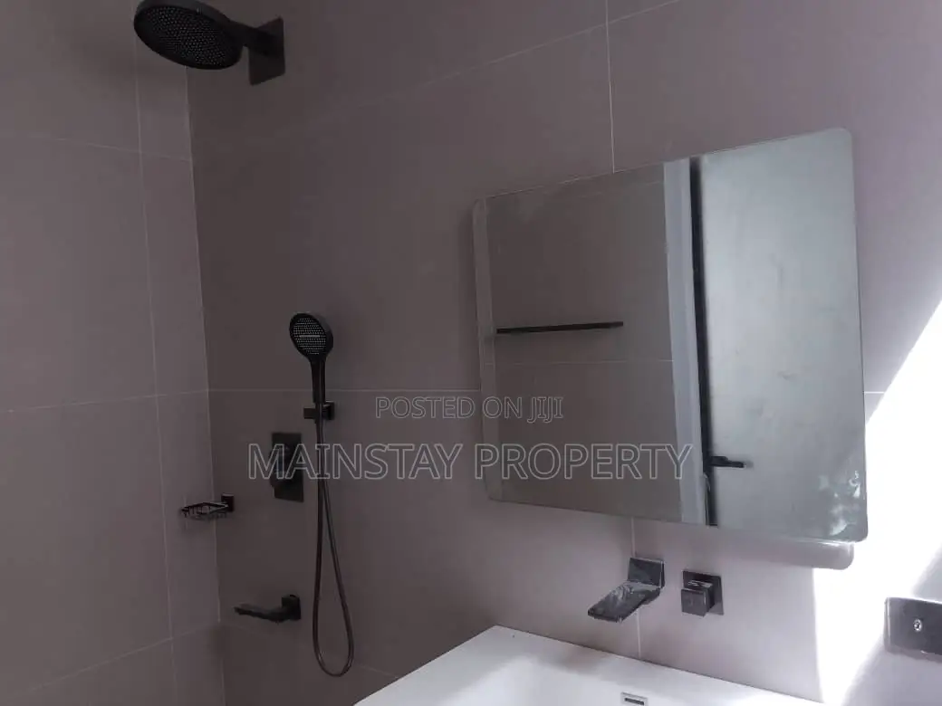 5bdrm House in East Legon for sale