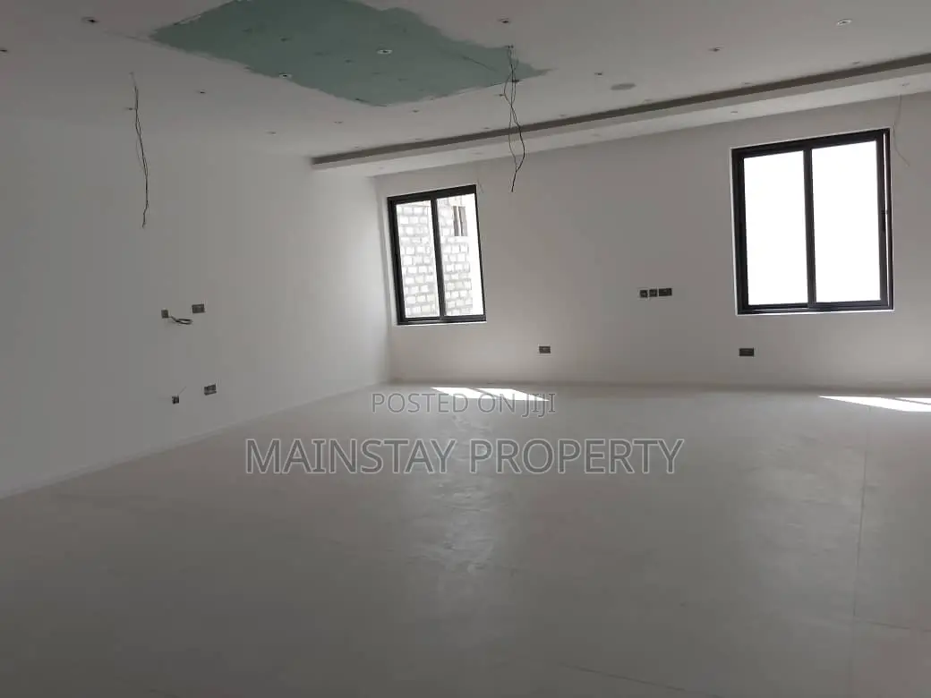 5bdrm House in East Legon for sale
