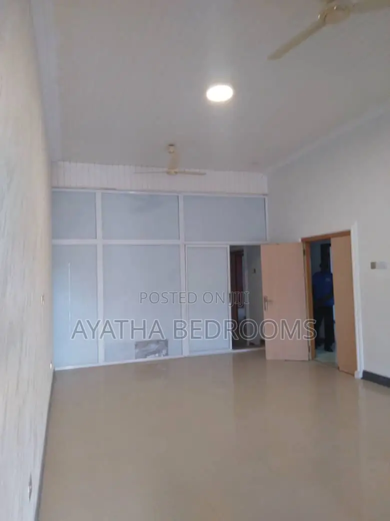 3bdrm House in Ayathar Bedroom, New Town for rent