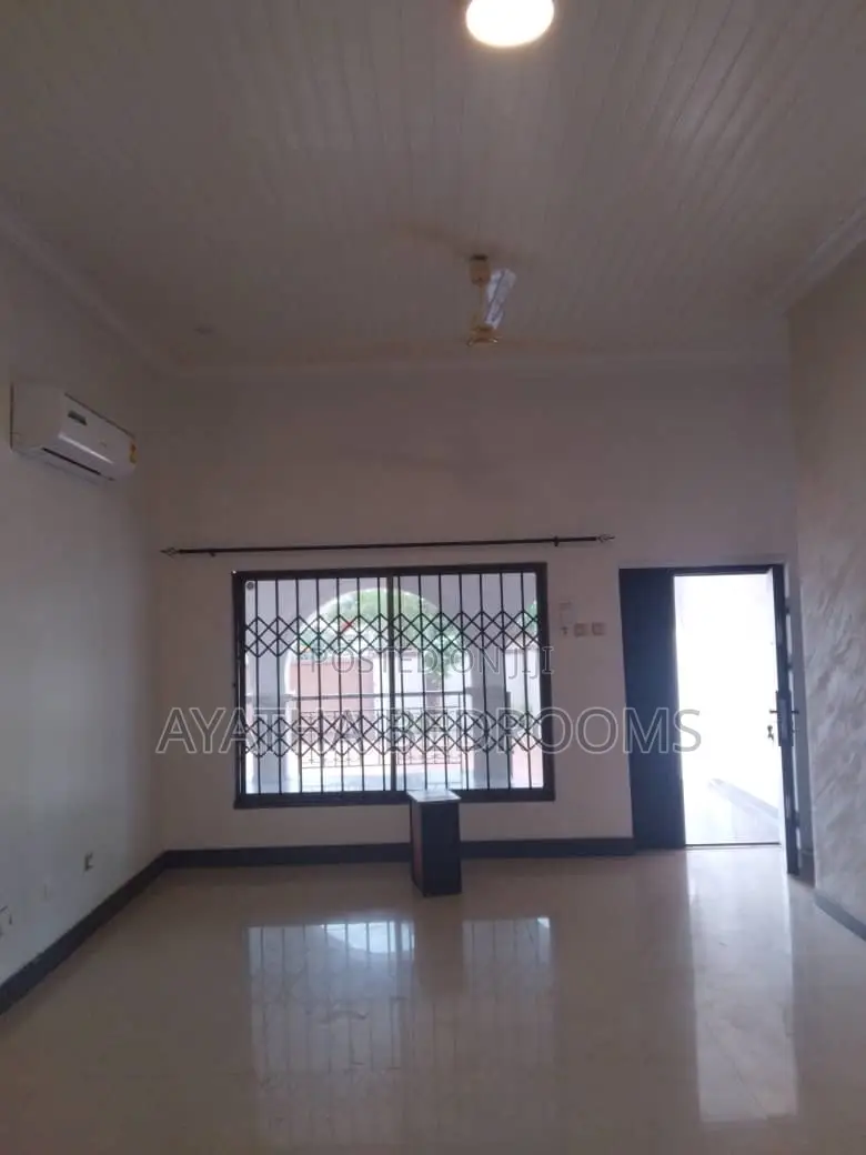 3bdrm House in Ayathar Bedroom, New Town for rent
