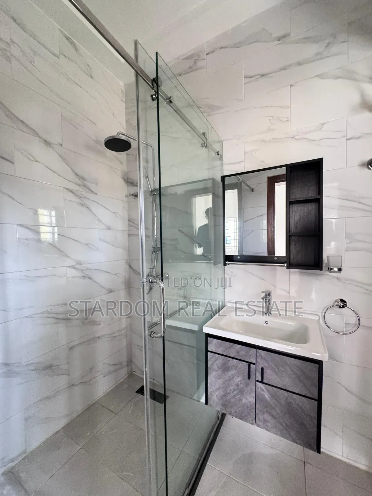 4bdrm Duplex in Lakeside Estate for rent