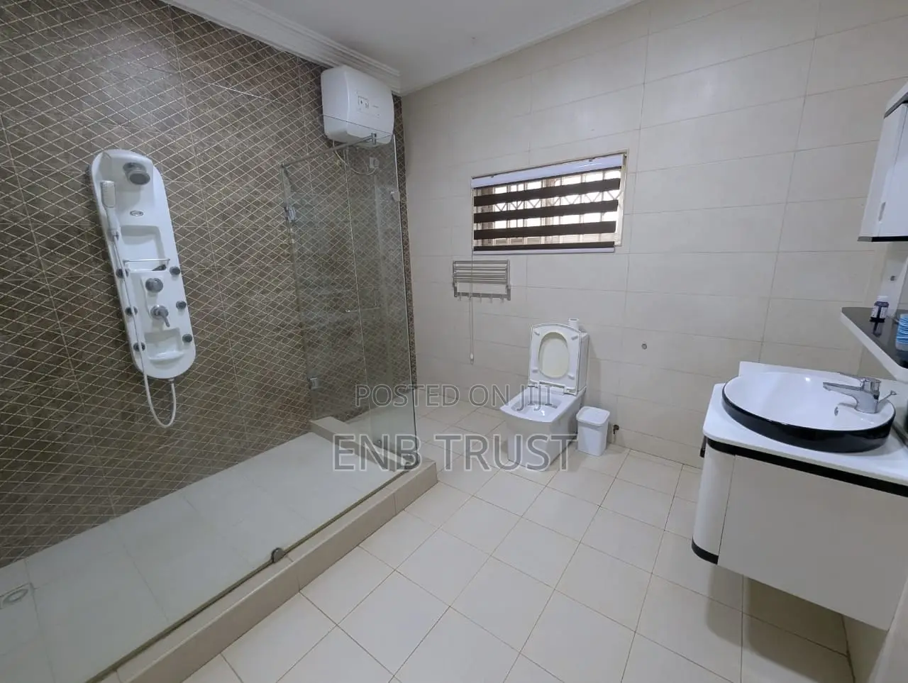 4bdrm Duplex in West Legon, Medifem Area for sale