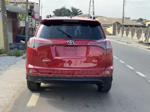 Toyota RAV4 XLE AWD (2.5L 4cyl 6A) 2017 Red