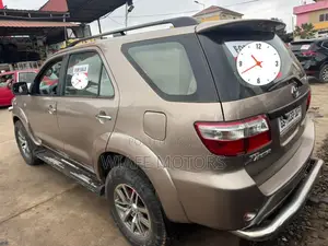Toyota Fortuner 2.5 D AWD 2010 Gold