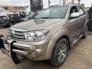 Toyota Fortuner 2.5 D AWD 2010 Gold