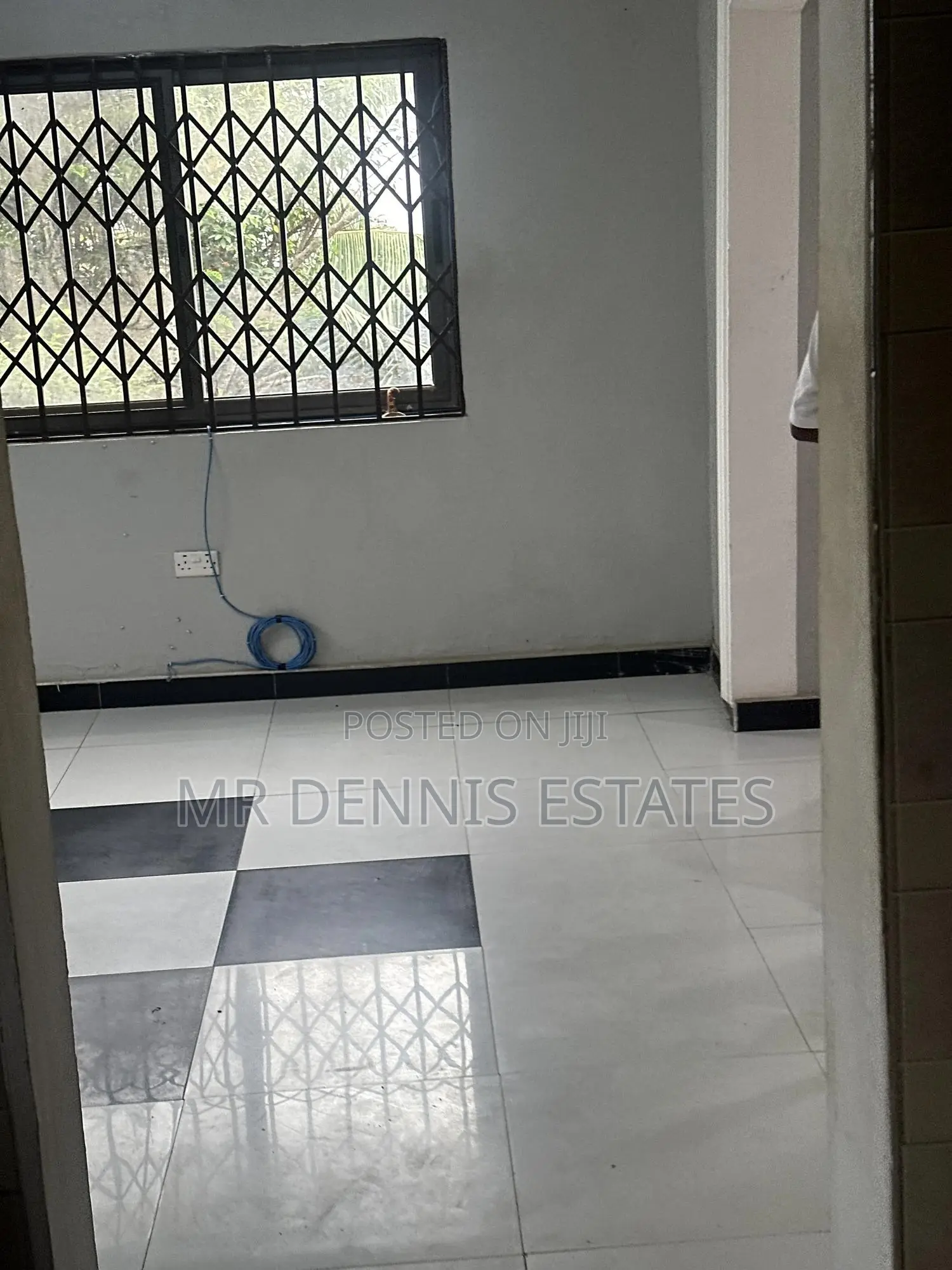 4bdrm House in Westhills Mall for rent