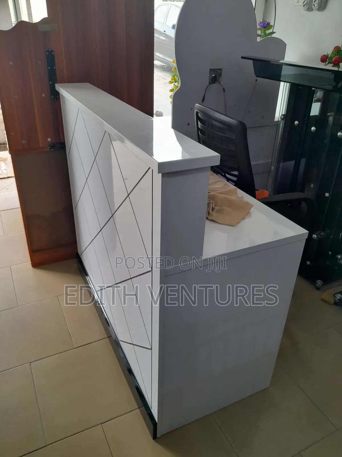 Lerised Reception Desk