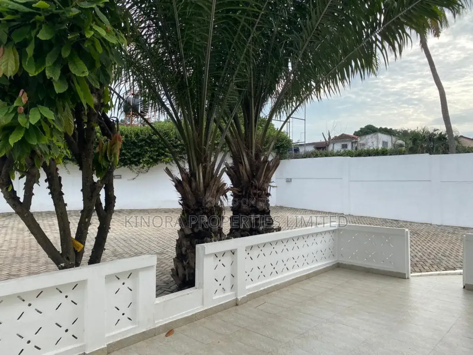 4bdrm Bungalow in Osu Ring Road for rent