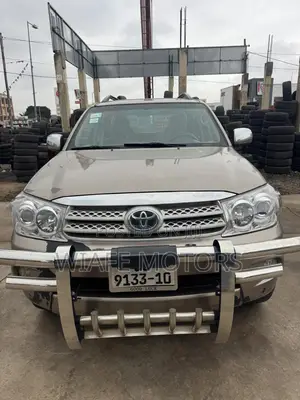 Toyota Fortuner 2.5 D AWD 2010 Gold