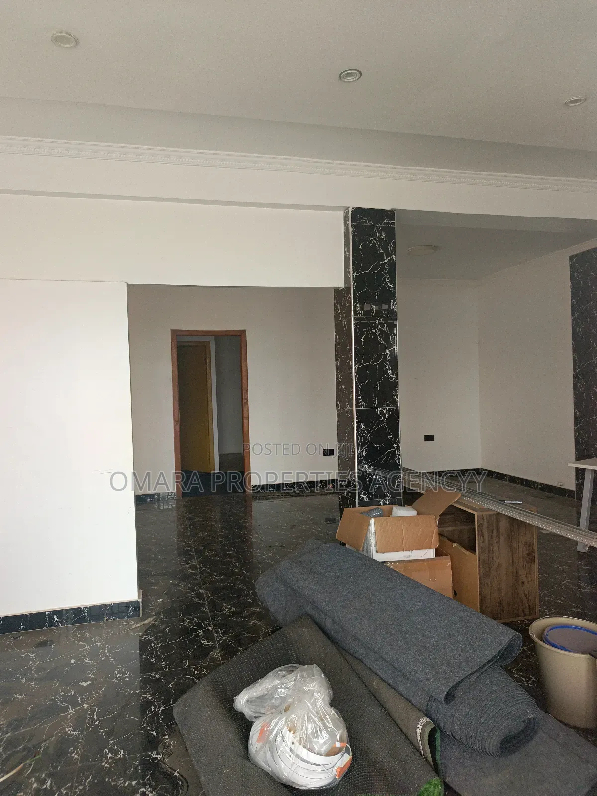 Spacious Shop Ready