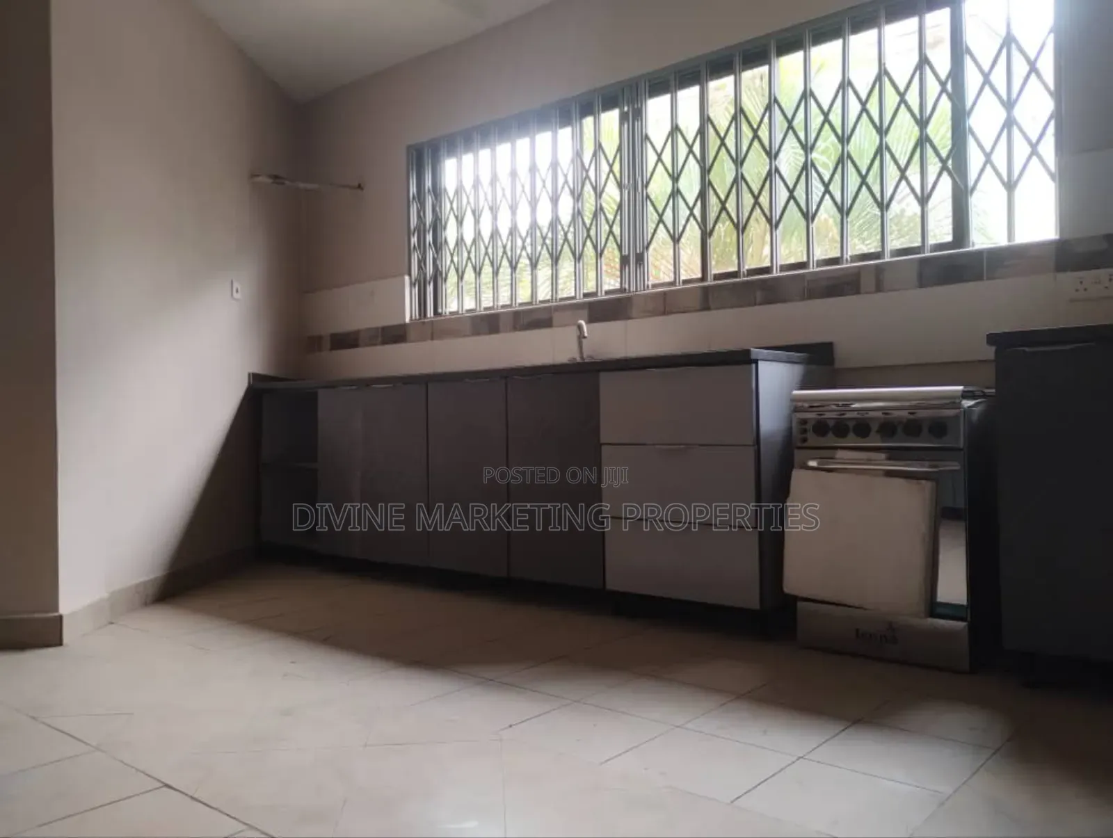 8bdrm House in Choice, Weija for sale