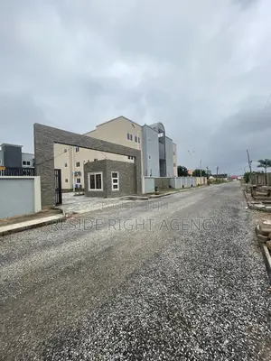3bdrm Block of Flats in Pokuase for sale