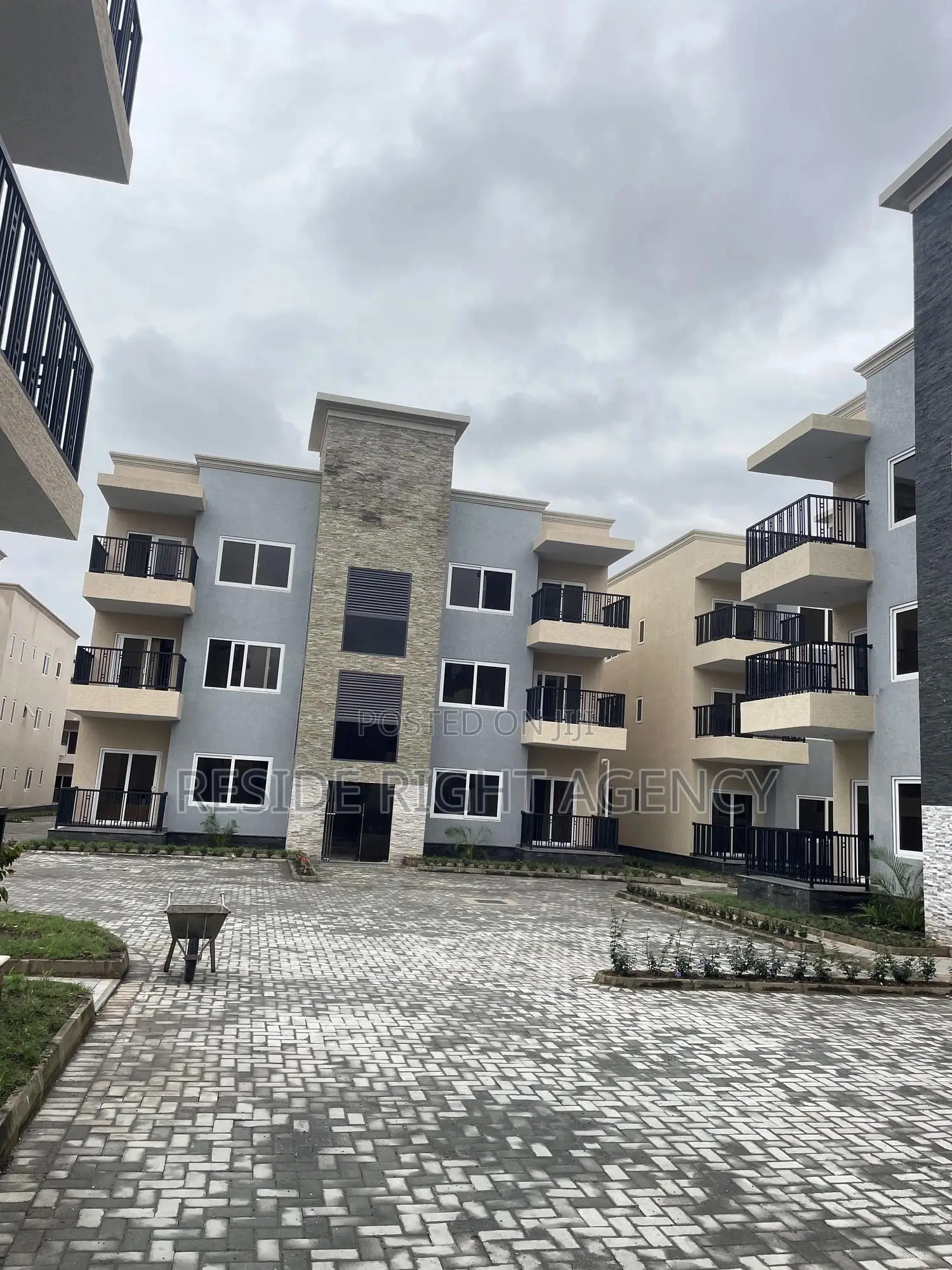3bdrm Block of Flats in Pokuase for sale