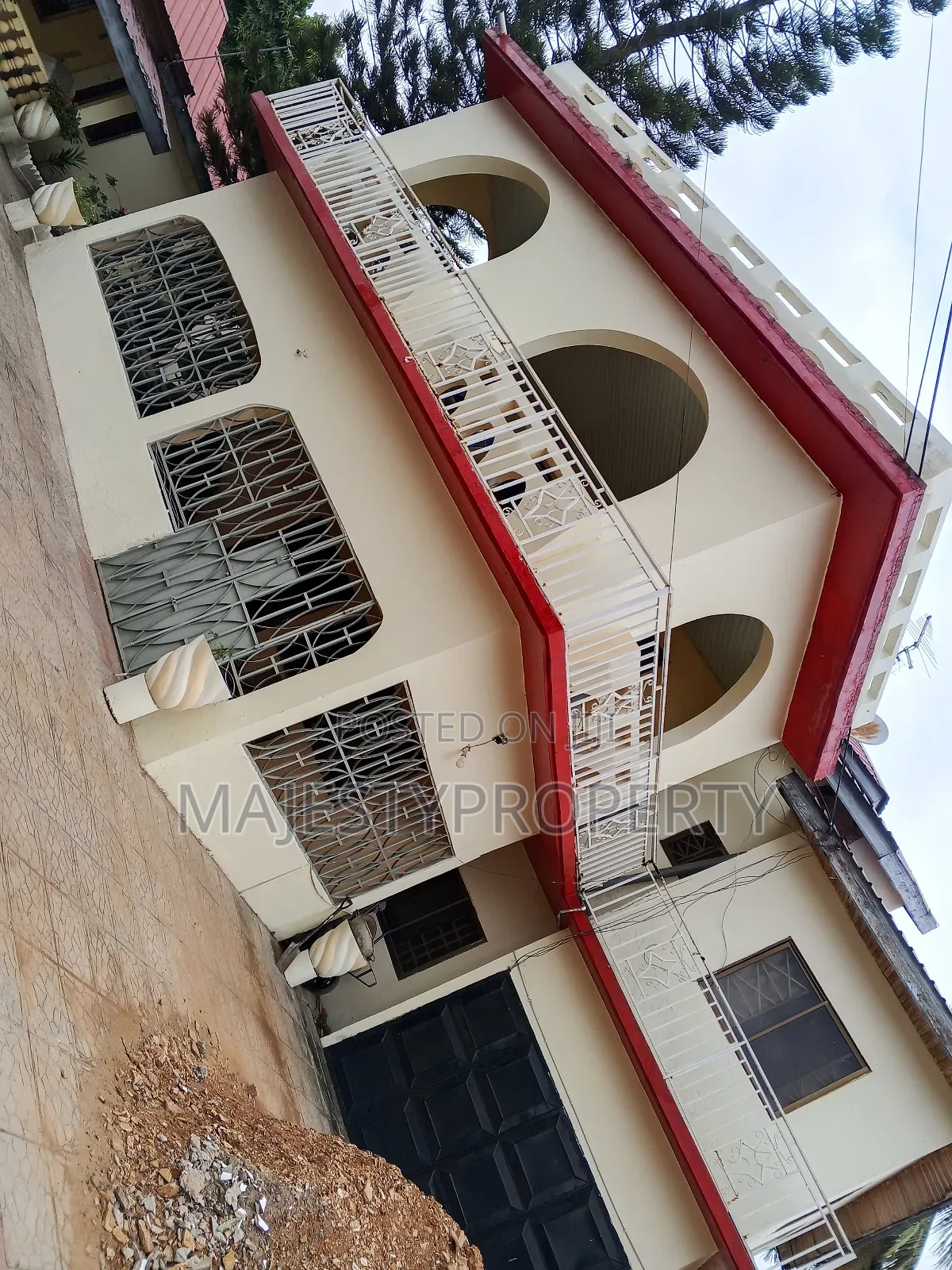 7bdrm Bungalow in East Airport for sale