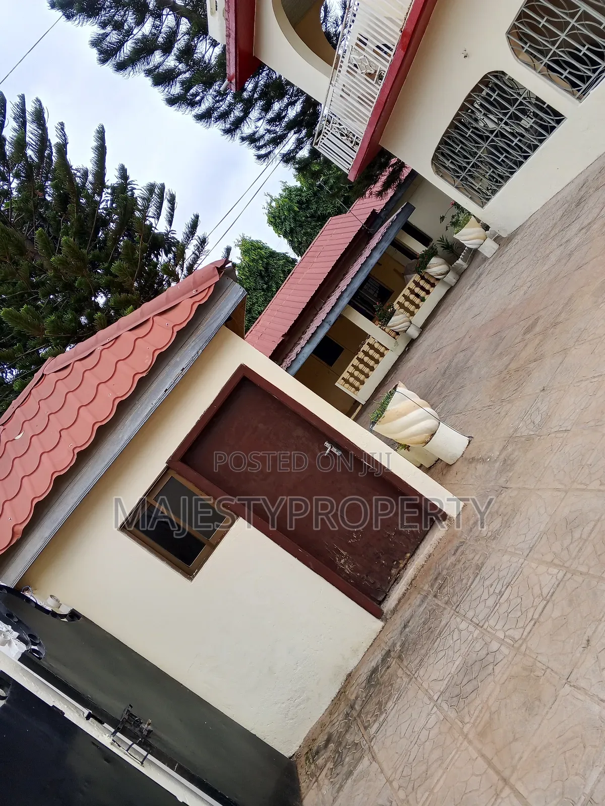 7bdrm Bungalow in East Airport for sale