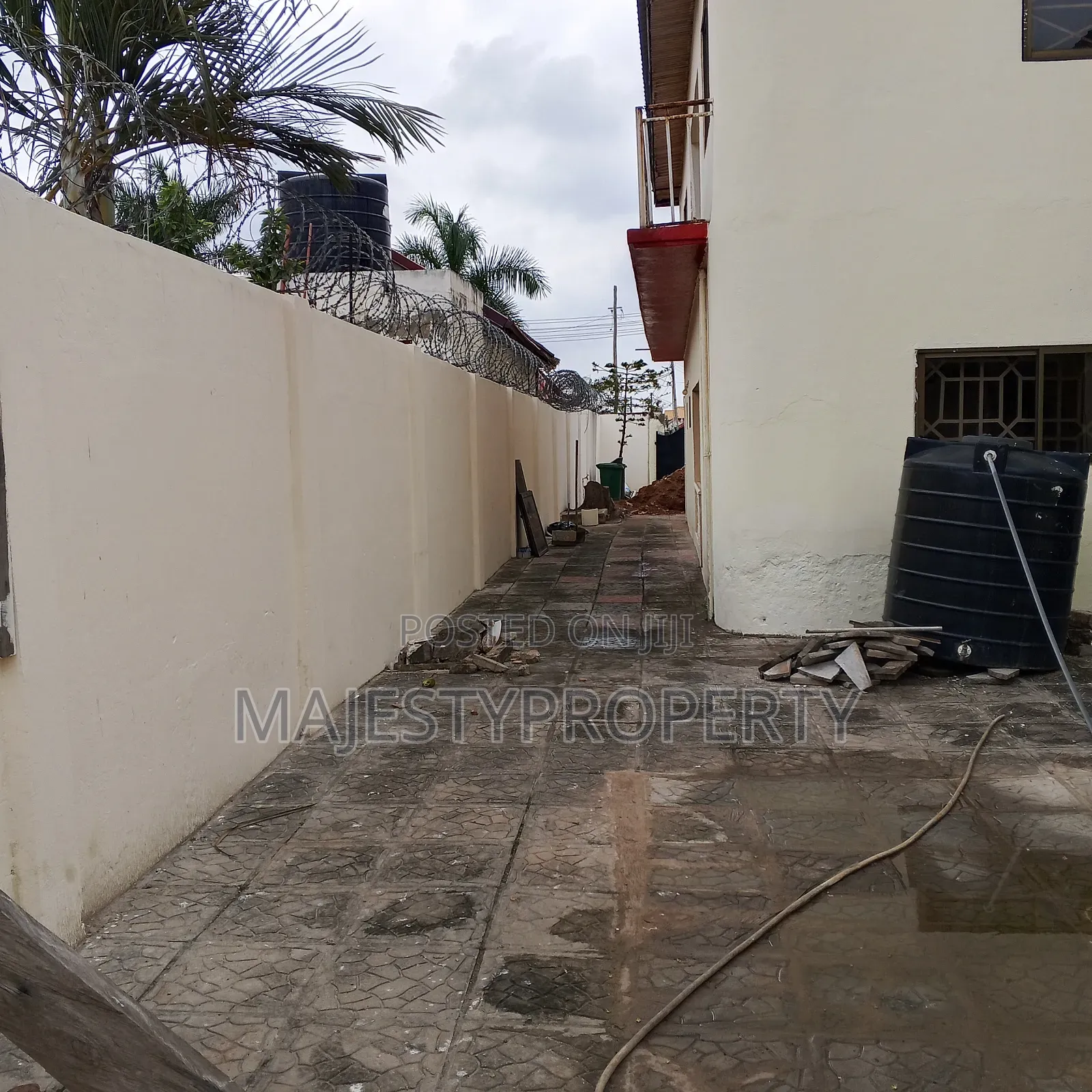 7bdrm Bungalow in East Airport for sale