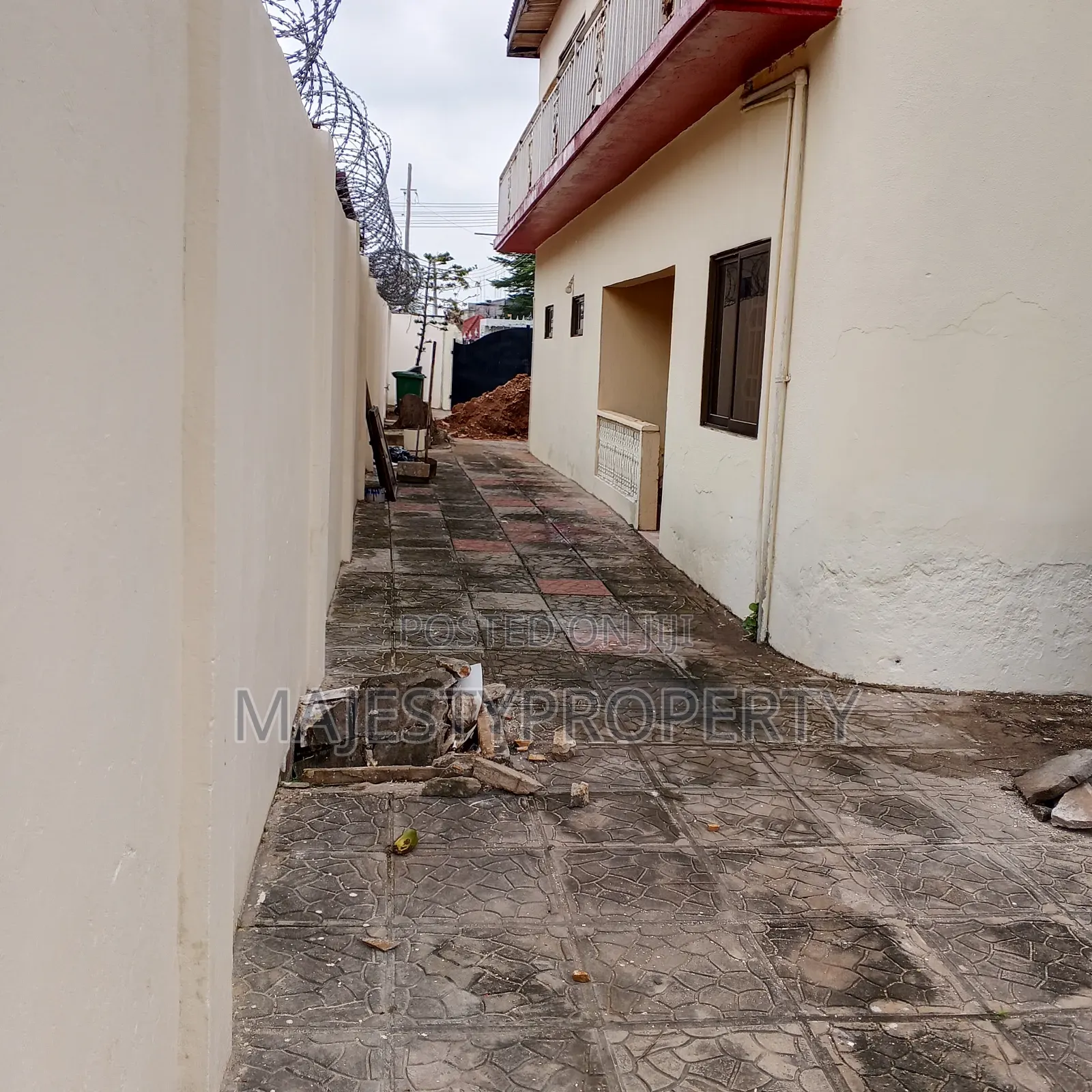 7bdrm Bungalow in East Airport for sale