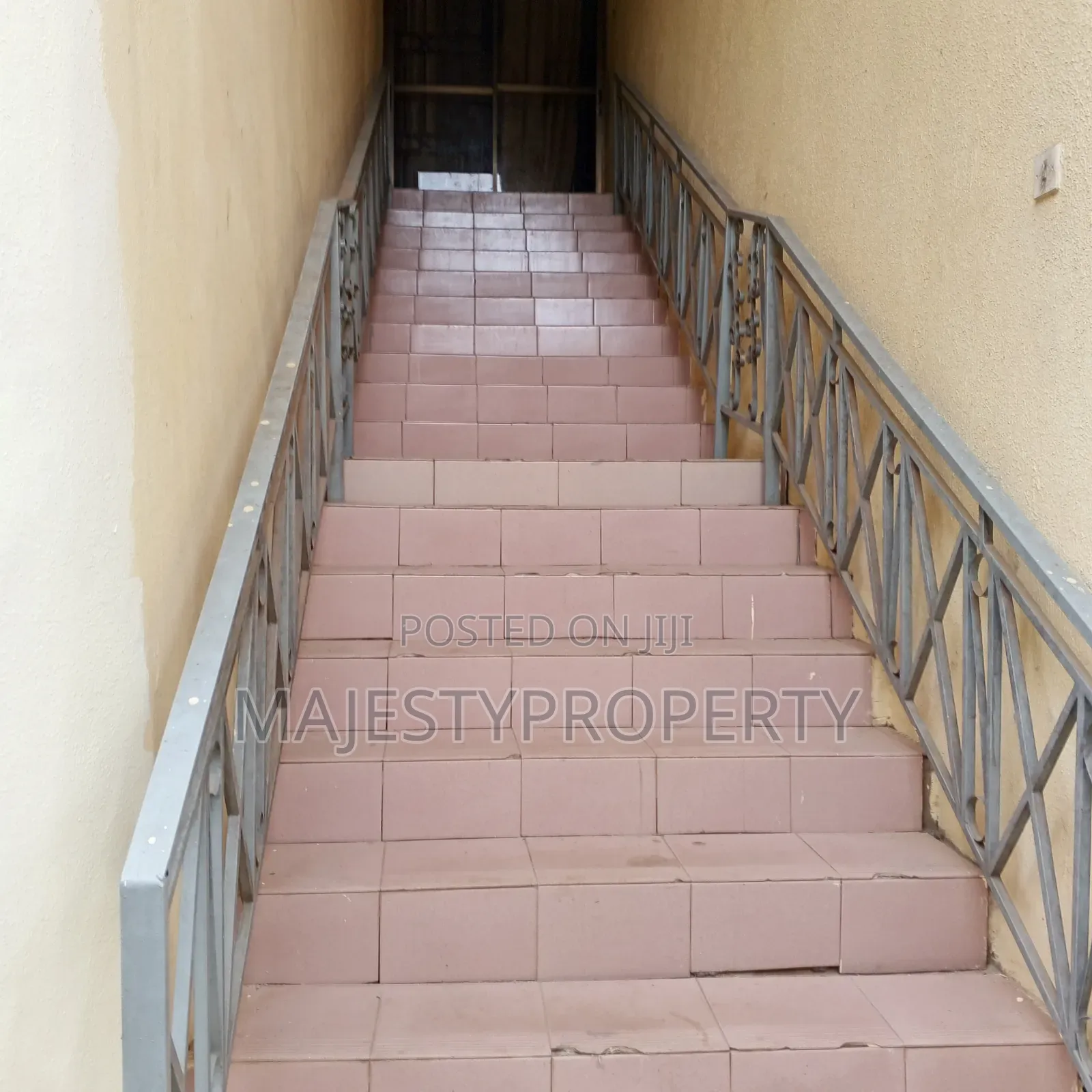 7bdrm Bungalow in East Airport for sale