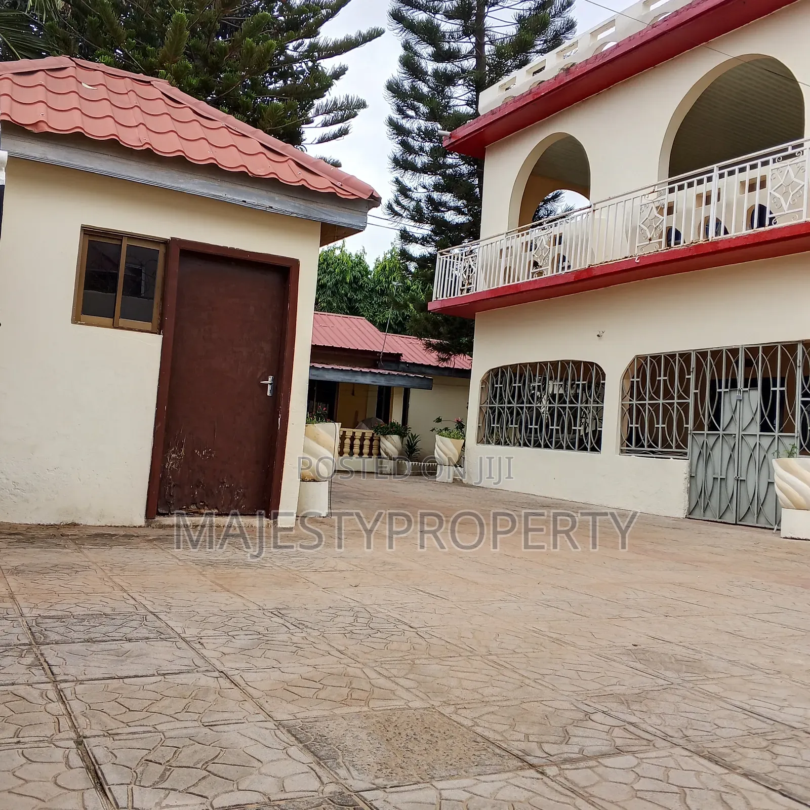 7bdrm Bungalow in East Airport for sale