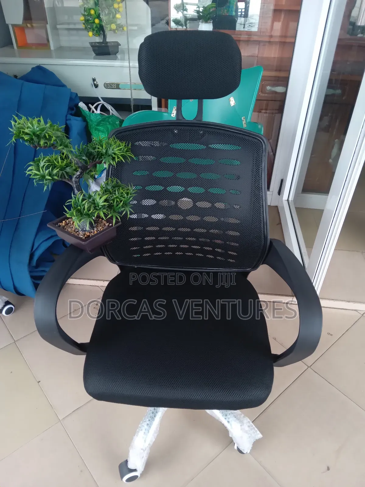 Isai Swivel Chair
