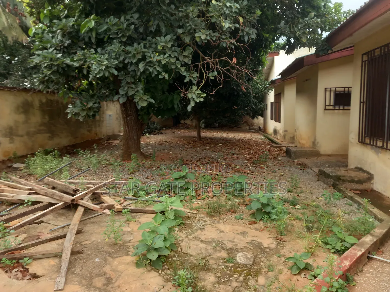 6bdrm House in Atasomaso, Kumasi Metropolitan for sale