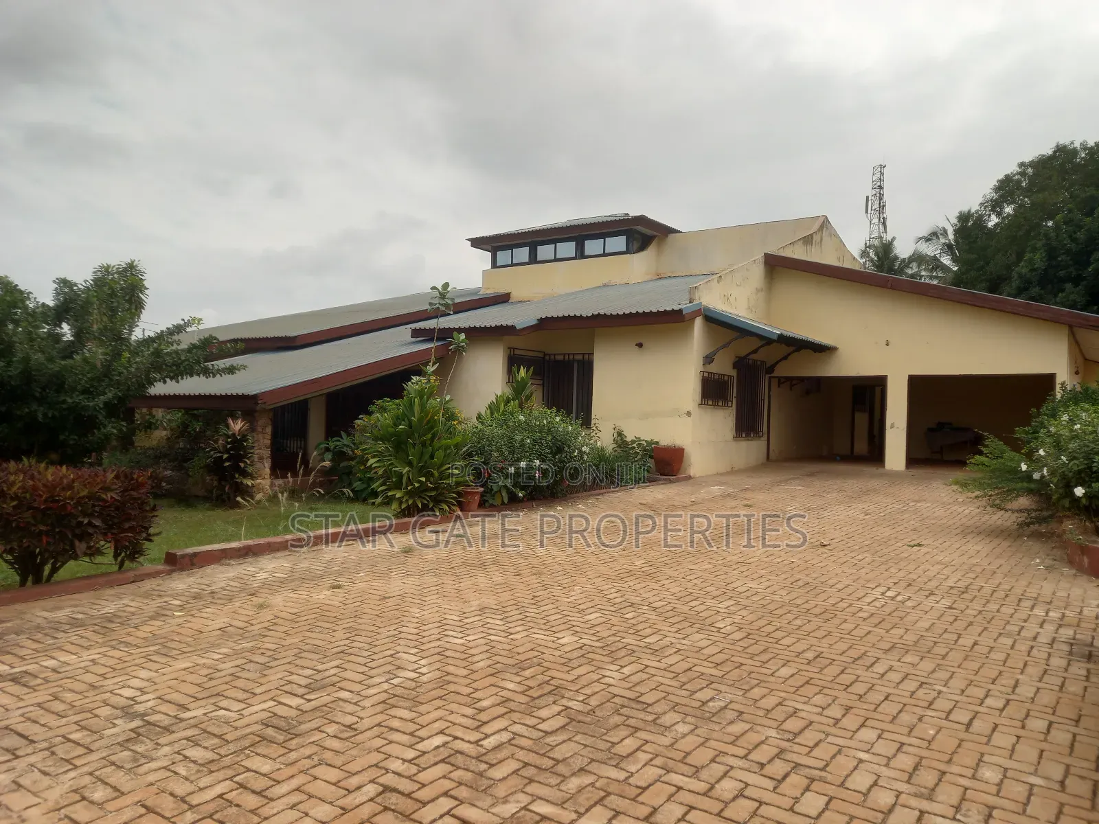 6bdrm House in Atasomaso, Kumasi Metropolitan for sale