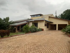 6bdrm House in Atasomaso, Kumasi Metropolitan for sale