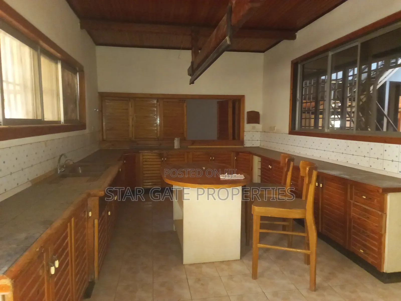 6bdrm House in Atasomaso, Kumasi Metropolitan for sale