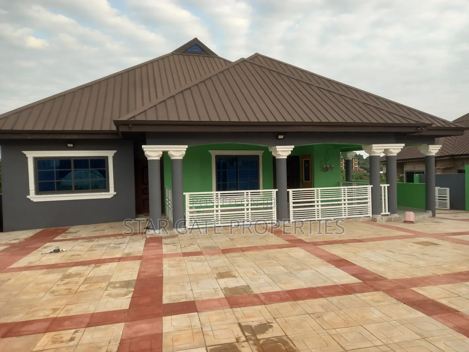 10bdrm House in Apromoase, Kumasi Metropolitan for sale