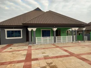 10bdrm House in Apromoase, Kumasi Metropolitan for sale