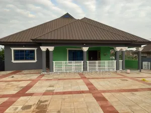 10bdrm House in Apromoase, Kumasi Metropolitan for sale