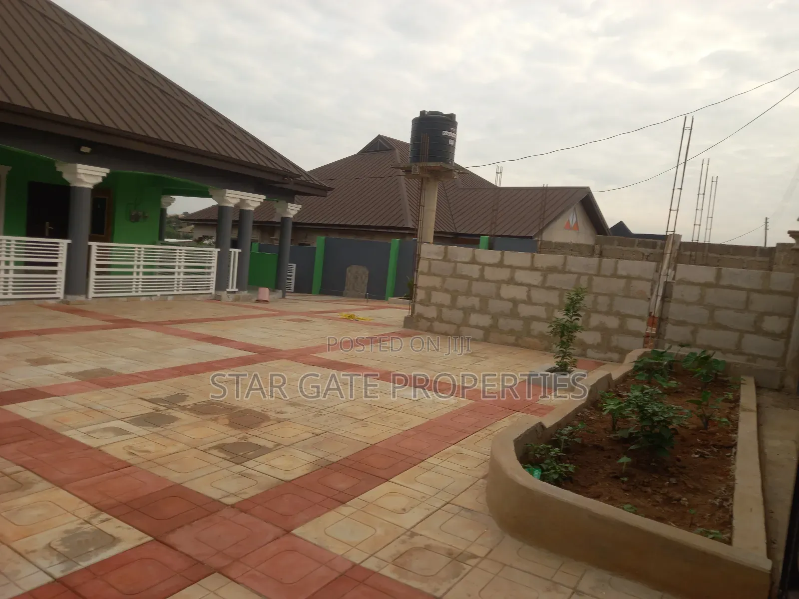 10bdrm House in Apromoase, Kumasi Metropolitan for sale