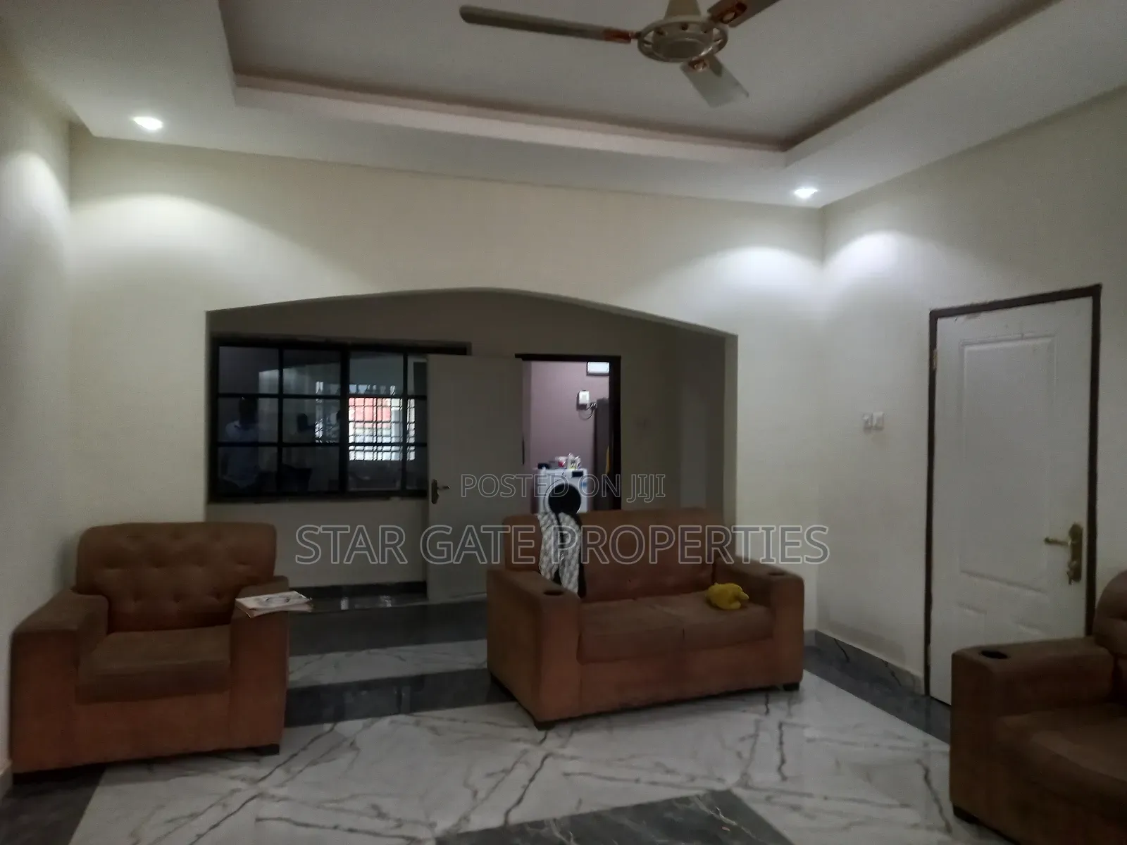 10bdrm House in Apromoase, Kumasi Metropolitan for sale