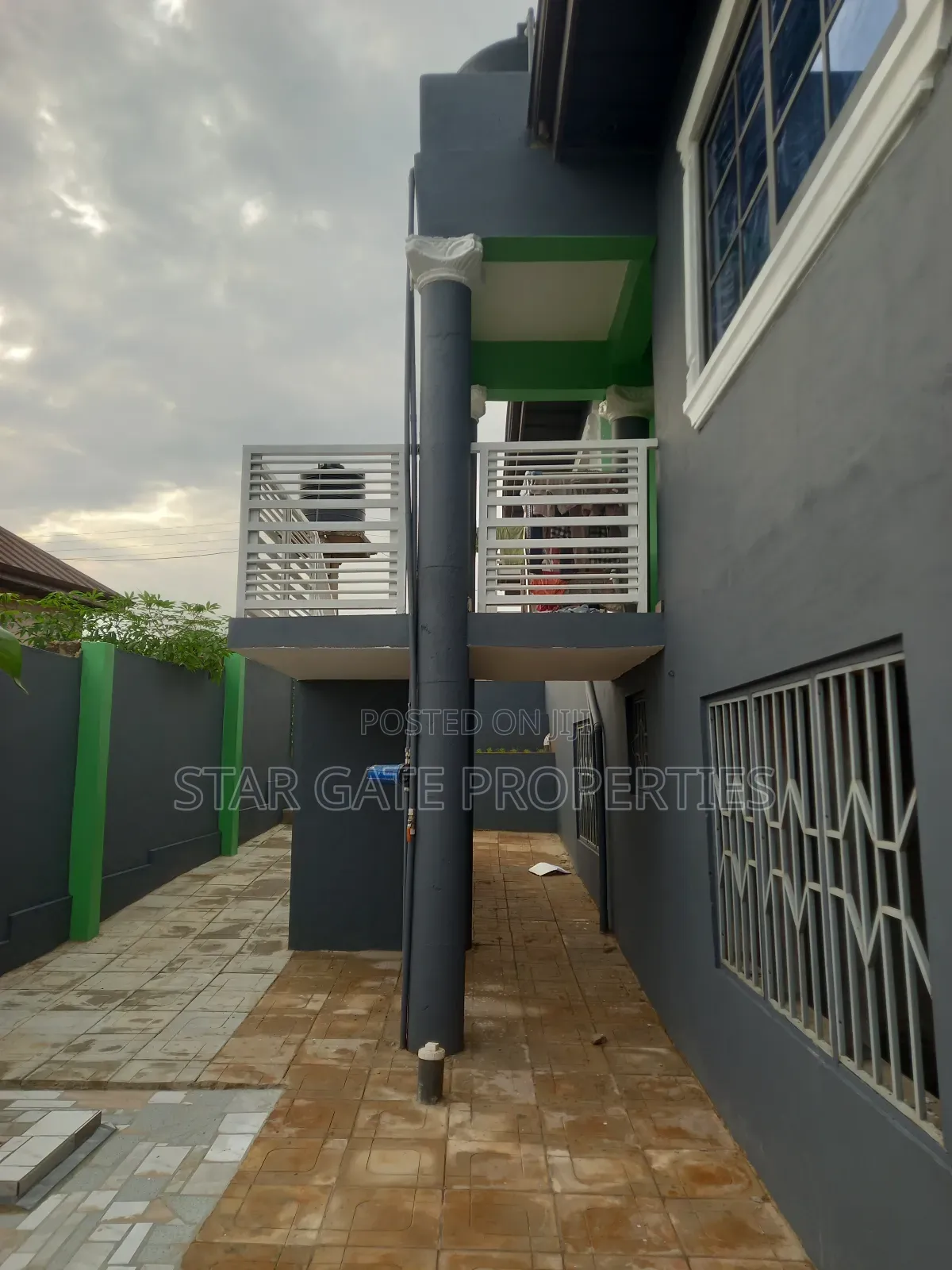 10bdrm House in Apromoase, Kumasi Metropolitan for sale