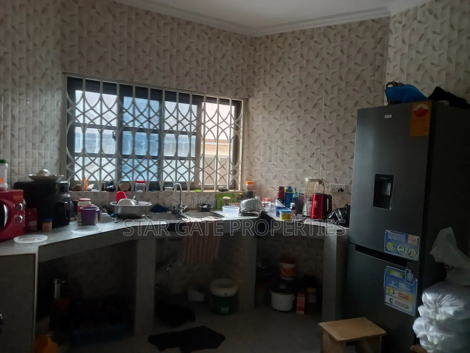 10bdrm House in Apromoase, Kumasi Metropolitan for sale