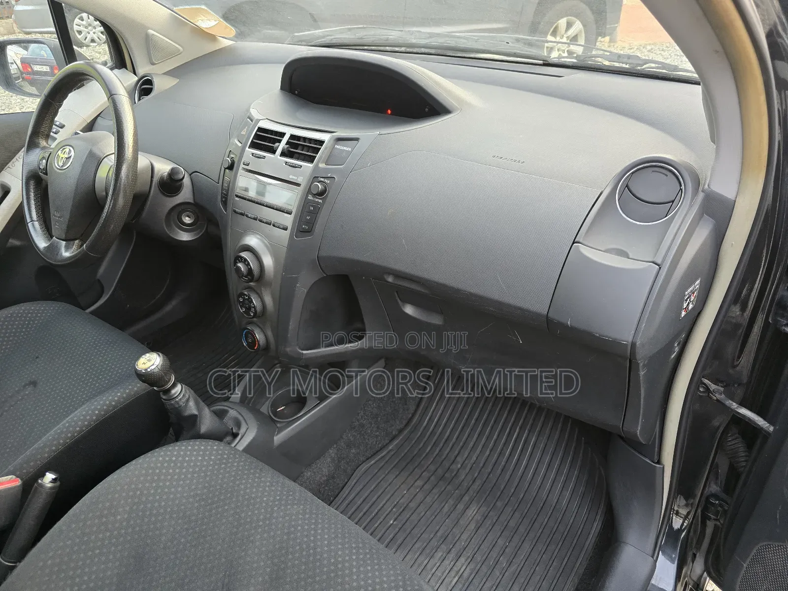 Toyota Yaris LE Hatchback 5dr 2013 Black
