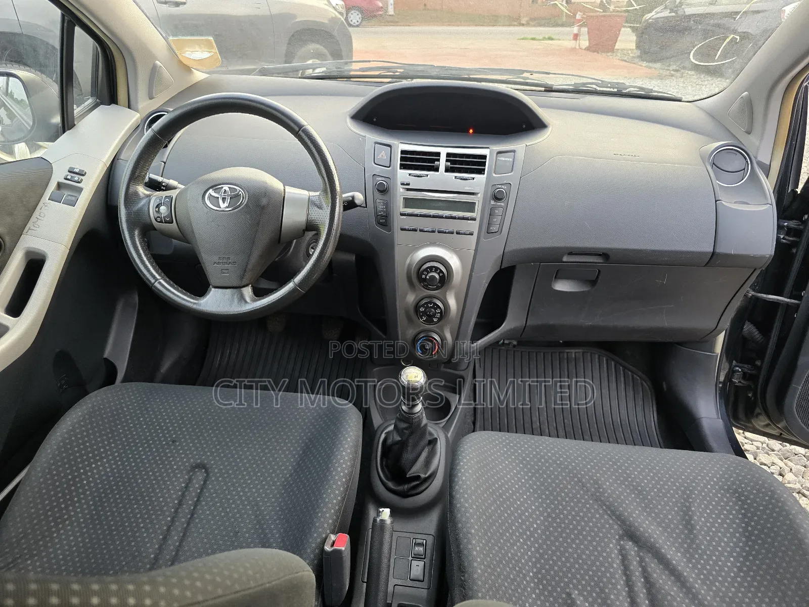 Toyota Yaris LE Hatchback 5dr 2013 Black